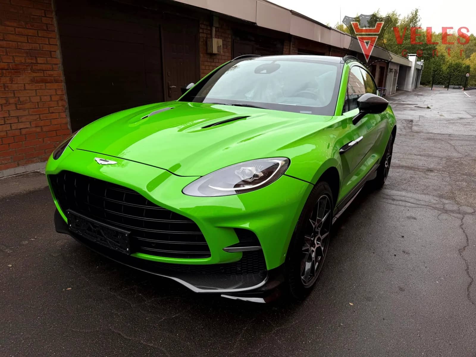 Оклейка кузова Aston Martin DBX полиуретановой плёнкой Platinum толщиной 200 мк